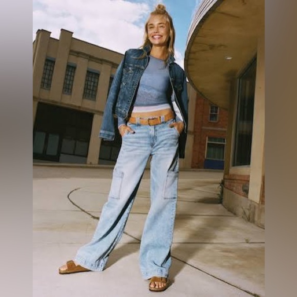 AE Women's Dreamy Drape
Stretch Super High-Waisted Cargo
Baggy Wide-Leg Jean.
